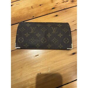 Louis Vuitton’s Bifold Long Womens Wallet Monogrammed Vintage Checkbook